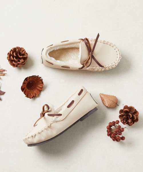 mooimooi（モーイモーイ）の「ベビー&キッズ モカシン（モカシン/デッキシューズ・キッズ・ブラック/ブラウン/キャメル/スモークピンク/グレイッシュベージュ/アイボリー/チャコールグレー・16.0cm/17.0cm/18.0cm/19.0cm/20.0cm/21.0cm）」の2枚目の写真