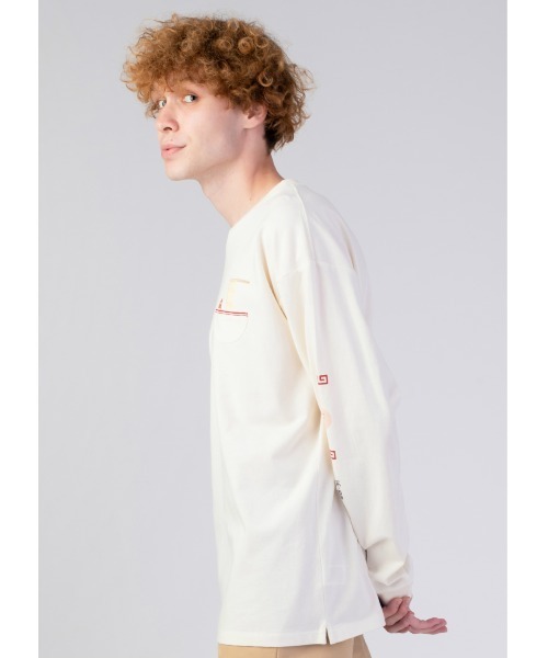 Design Tshirts Store graniph（デザイン　ティーシャツ　ストア　グラニフ）の「ラーメンダイスキ｜スリーブグラフィック長袖Tシャツ（Tシャツ/カットソー・メンズ・オフホワイト・MEDIUM/LARGE/X-LARGE/X-SMALL/SMALL）」の2枚目の写真
