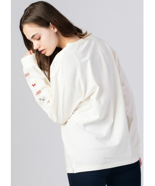 Design Tshirts Store graniph（デザイン　ティーシャツ　ストア　グラニフ）の「ラーメンダイスキ｜スリーブグラフィック長袖Tシャツ（Tシャツ/カットソー・メンズ・オフホワイト・MEDIUM/LARGE/X-LARGE/X-SMALL/SMALL）」の3枚目の写真