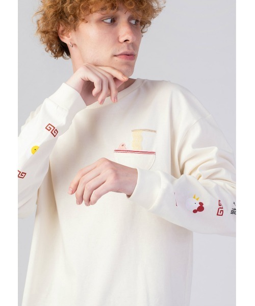 Design Tshirts Store graniph（デザイン　ティーシャツ　ストア　グラニフ）の「ラーメンダイスキ｜スリーブグラフィック長袖Tシャツ（Tシャツ/カットソー・メンズ・オフホワイト・MEDIUM/LARGE/X-LARGE/X-SMALL/SMALL）」の9枚目の写真