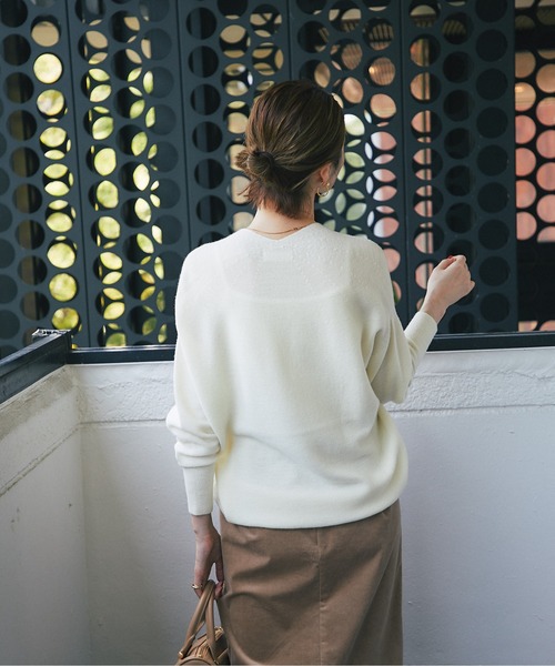 RIVE DROITE（リヴドロワ）の「毎シーズン人気の定番アイテム　ウール100バックボリュームニット（ニット/セーター・レディース・オフホワイト/ブラック/ピンク/ミント/バイオレット・FREE）」の9枚目の写真