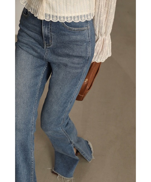 Leja（レジャ）の「【LEJA】デニムフレアスリットパンツ（デニムパンツ・レディース・ブルー・SMALL/MEDIUM）」の4枚目の写真