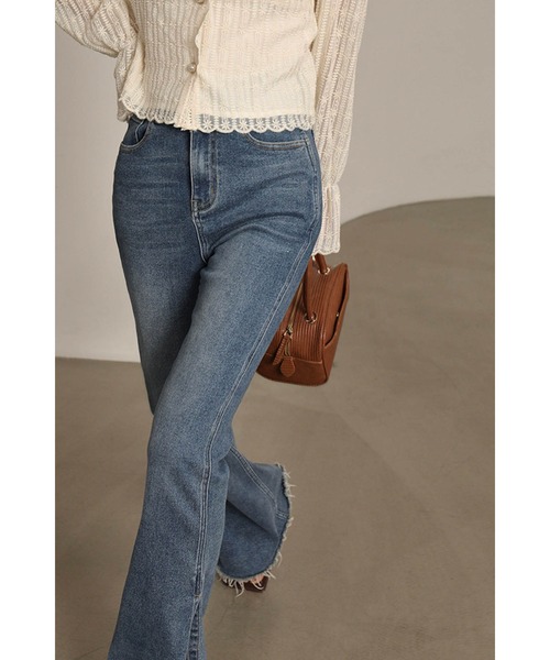 Leja（レジャ）の「【LEJA】デニムフレアスリットパンツ（デニムパンツ・レディース・ブルー・SMALL/MEDIUM）」の2枚目の写真