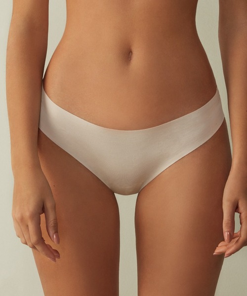 Intimissimi(インティミッシミ)の「コットン シームレス ブラジリアン 【ウェアに響きにくい・蒸れにくい・ソフトな肌ざわり・体にフィット】(ショーツ・レディース・ブラック/ベージュ/ブルー/ヘザーグレー/キナリ/セージグリーン/ホワイト/ワイン/ダークインディゴブルー/バーガンディー/チェリーピンク/カーキ/ライトブルー/ライラック・S/M/L)」の15枚目の写真