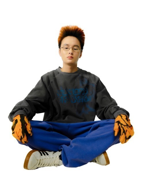 SUNDAYOFFCLUB（サンデイオフクラブ）の「【SUNDAY OFF CLUB/サンデーオフクラブ】3D Spiritual Girl Artwork Heavy Weight Fleece Raglan Sweatshirt アートワーク ラグラン スリーブ スウェット シャツ（スウェット・メンズ・ブラック/オートミール・M/L）」の2枚目の写真