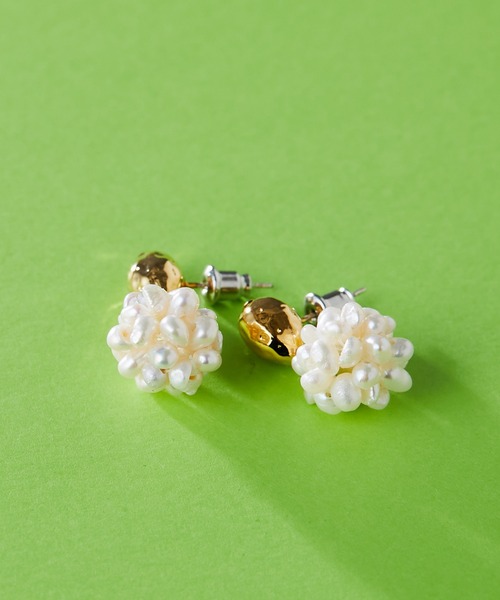 ear PAPILLONNER(イアパピヨネ)の「パールフラワーピアス(ピアス(両耳用)・レディース・ホワイト×ゴールド・FREE)」の1枚目の写真