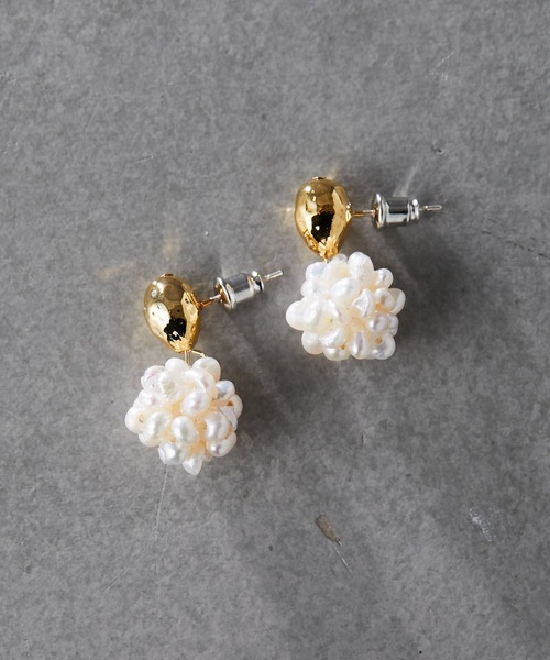 ear PAPILLONNER(イアパピヨネ)の「パールフラワーピアス(ピアス(両耳用)・レディース・ホワイト×ゴールド・FREE)」の2枚目の写真