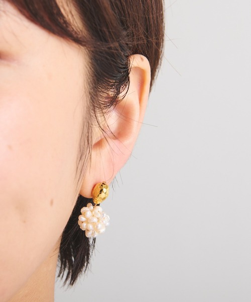 ear PAPILLONNER(イアパピヨネ)の「パールフラワーピアス(ピアス(両耳用)・レディース・ホワイト×ゴールド・FREE)」の7枚目の写真