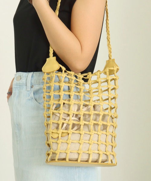 AULI（アウリィ）の「巾着付メッシュワンショルダー（ショルダーバッグ・レディース・ブラック/イエロー/アイボリー・FREE）」の3枚目の写真