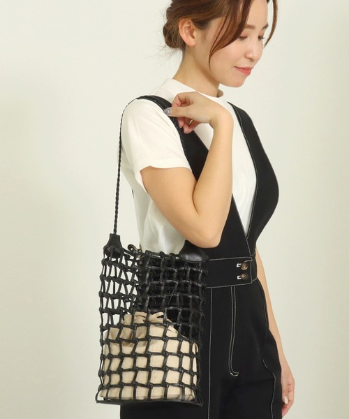 AULI（アウリィ）の「巾着付メッシュワンショルダー（ショルダーバッグ・レディース・ブラック/イエロー/アイボリー・FREE）」の2枚目の写真