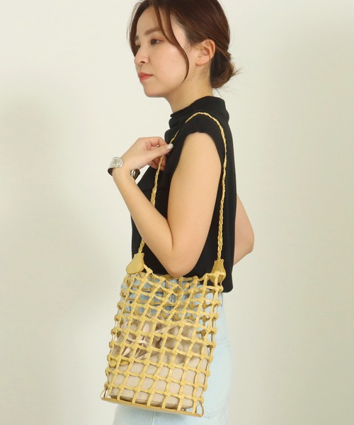 AULI（アウリィ）の「巾着付メッシュワンショルダー（ショルダーバッグ・レディース・ブラック/イエロー/アイボリー・FREE）」の9枚目の写真