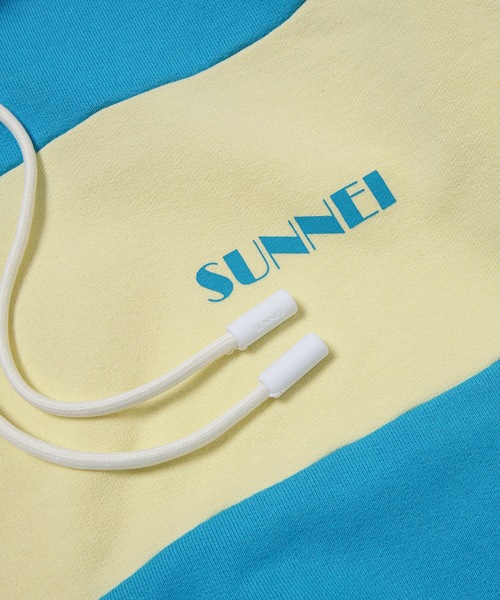 SUNNEI（スンネイ）の「MINI LOGO CREAM HOODIE W/CUTS AZURE/CREAM/MINI LOGO LG HOODIE W/ CUTS BLUE/LIGHT GREEN（パーカー・メンズ・ブルー系その他/イエロー系その他・S/M/L/XL）」の4枚目の写真