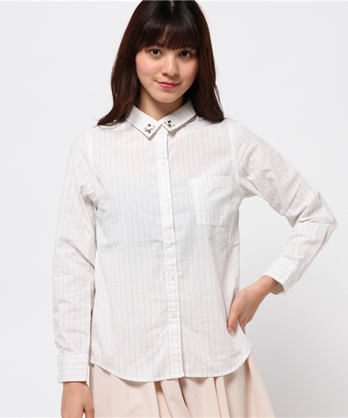 one after another NICE CLAUP（ワンアフターアナザーナイスクラップ）の「【 non-no7月号掲載 ナイスクラップ】襟ビジューシャツ（シャツ/ブラウス・レディース・オフホワイト/カーキ/ワンウォッシュ・FREE）」の2枚目の写真