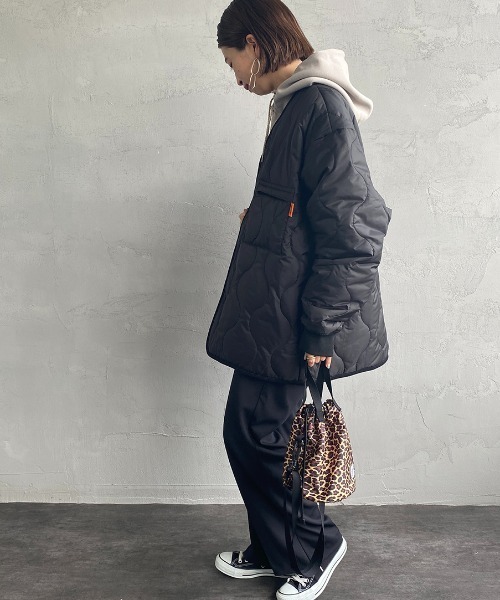 UNIVERSAL OVERALL（ユニバーサルオーバーオール）の「【men's FUDGE 3月号掲載】[UNIVERSAL OVERALL/ユニバーサルオーバーオール] 別注 キルティングライナージャケット（ミリタリージャケット・レディース・ブラック/オリーブ・M/L）」の6枚目の写真