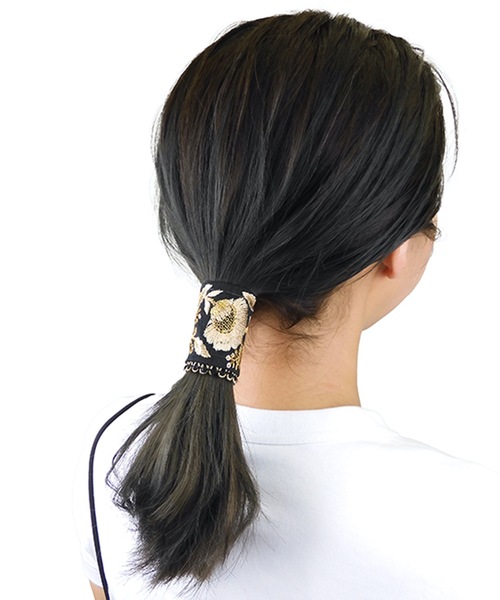 Zoule(ゾーラ)の「Zoule ゾーラ:embroidery cuff19 フラワー刺繍 カンタンアレンジヘアカフ (ヘアーカフス)(ヘアピン・レディース・ホワイト/ブラック・FREE)」の4枚目の写真