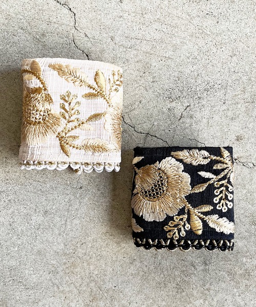 Zoule(ゾーラ)の「Zoule ゾーラ:embroidery cuff19 フラワー刺繍 カンタンアレンジヘアカフ (ヘアーカフス)(ヘアピン・レディース・ホワイト/ブラック・FREE)」の7枚目の写真