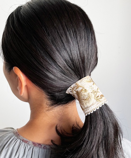 Zoule(ゾーラ)の「Zoule ゾーラ:embroidery cuff19 フラワー刺繍 カンタンアレンジヘアカフ (ヘアーカフス)(ヘアピン・レディース・ホワイト/ブラック・FREE)」の9枚目の写真