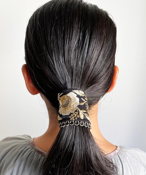 Zoule(ゾーラ)の「Zoule ゾーラ:embroidery cuff19 フラワー刺繍 カンタンアレンジヘアカフ (ヘアーカフス)(ヘアピン・レディース・ホワイト/ブラック・FREE)」の6枚目の写真