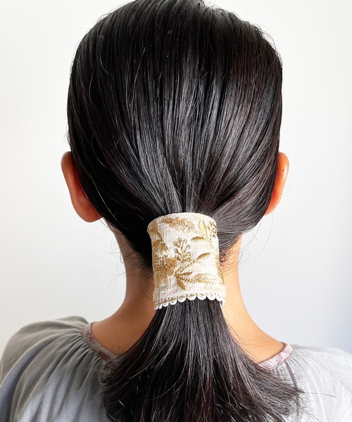 Zoule(ゾーラ)の「Zoule ゾーラ:embroidery cuff19 フラワー刺繍 カンタンアレンジヘアカフ (ヘアーカフス)(ヘアピン・レディース・ホワイト/ブラック・FREE)」の13枚目の写真