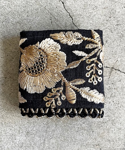 Zoule(ゾーラ)の「Zoule ゾーラ:embroidery cuff19 フラワー刺繍 カンタンアレンジヘアカフ (ヘアーカフス)(ヘアピン・レディース・ホワイト/ブラック・FREE)」の14枚目の写真