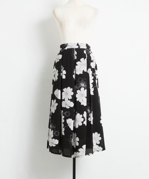 tocco closet（トッコ　クローゼット）の「フラワープリントタックフレアスカート（スカート・レディース・ブラック/ピンク・M）」の11枚目の写真