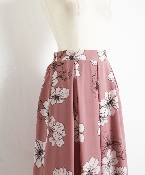 tocco closet（トッコ　クローゼット）の「フラワープリントタックフレアスカート（スカート・レディース・ブラック/ピンク・M）」の5枚目の写真