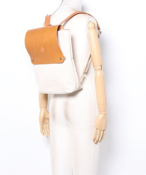 CLEDRAN(クレドラン)の「CL3473 MARCHE CANVAS RUCK SACK フラップ バックパック A4(バックパック/リュック・レディース・ベージュ/ナチュラル/ブラック・FREE)」の4枚目の写真