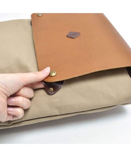 CLEDRAN(クレドラン)の「CL3473 MARCHE CANVAS RUCK SACK フラップ バックパック A4(バックパック/リュック・レディース・ベージュ/ナチュラル/ブラック・FREE)」の10枚目の写真
