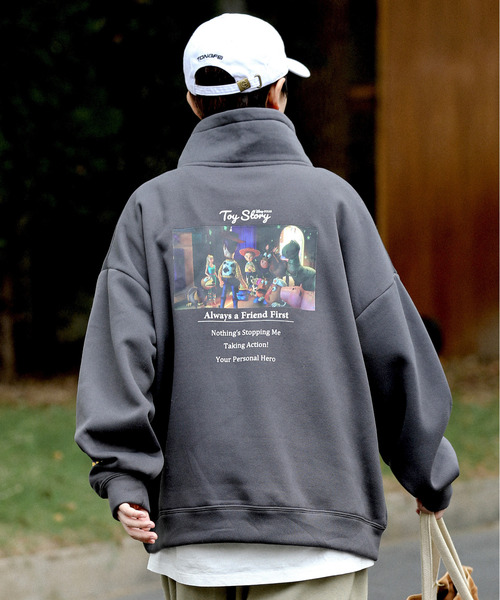 Disney（ディズニー）の「【neos -addictive design-】TOYSTORY トイストーリー ビッグシルエット バックプリント＆刺繍 モックネック ハーフジップ スウェット アノラック トレーナー（スウェット・メンズ・ブラック/ネイビー/ホワイト/グレー・LARGE/MEDIUM）」の5枚目の写真