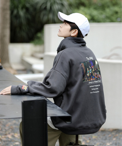 Disney（ディズニー）の「【neos -addictive design-】TOYSTORY トイストーリー ビッグシルエット バックプリント＆刺繍 モックネック ハーフジップ スウェット アノラック トレーナー（スウェット・メンズ・ブラック/ネイビー/ホワイト/グレー・LARGE/MEDIUM）」の7枚目の写真