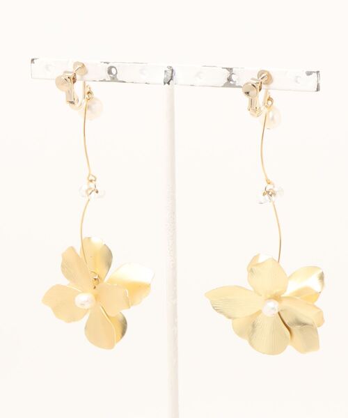 tone（トーン）の「【Tresor】メタルフラワーウェーブ淡水パール　イヤリング(MA)（イヤリング・レディース・シルバー/ゴールド・FREE）」の8枚目の写真