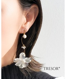 tone | 【Tresor】メタルフラワーウェーブ淡水パール　イヤリング(MA)(イヤリング)