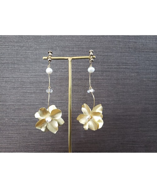 tone（トーン）の「【Tresor】メタルフラワーウェーブ淡水パール　イヤリング(MA)（イヤリング・レディース・シルバー/ゴールド・FREE）」の3枚目の写真