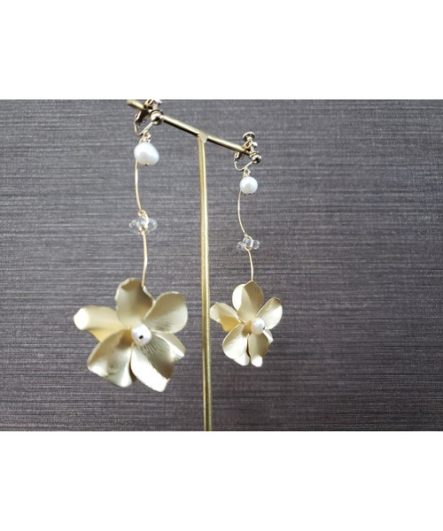 tone（トーン）の「【Tresor】メタルフラワーウェーブ淡水パール　イヤリング(MA)（イヤリング・レディース・シルバー/ゴールド・FREE）」の4枚目の写真