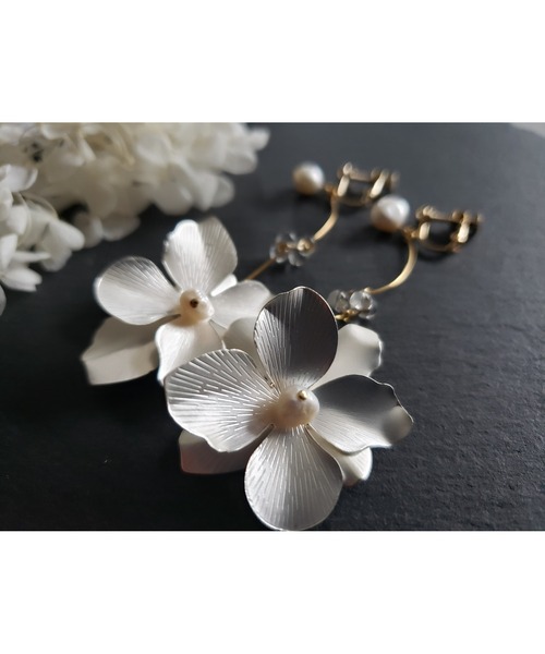 tone（トーン）の「【Tresor】メタルフラワーウェーブ淡水パール　イヤリング(MA)（イヤリング・レディース・シルバー/ゴールド・FREE）」の6枚目の写真