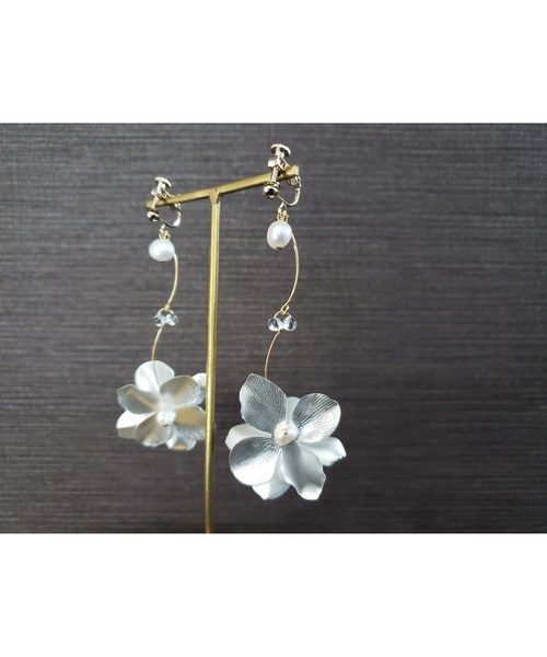 tone（トーン）の「【Tresor】メタルフラワーウェーブ淡水パール　イヤリング(MA)（イヤリング・レディース・シルバー/ゴールド・FREE）」の7枚目の写真