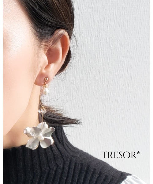 tone（トーン）の「【Tresor】メタルフラワーウェーブ淡水パール　イヤリング(MA)（イヤリング・レディース・シルバー/ゴールド・FREE）」の11枚目の写真