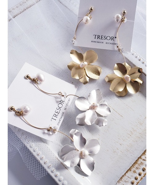 tone（トーン）の「【Tresor】メタルフラワーウェーブ淡水パール　イヤリング(MA)（イヤリング・レディース・シルバー/ゴールド・FREE）」の10枚目の写真