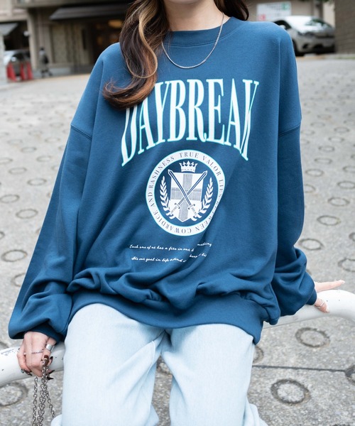 WEGO（ウィゴー）の「WEGO/グラフィックBIGスウェット（スウェット・レディース・ターコイズブルー/ブラック/ピンク/ネイビー/杢グレー/グレー系その他/ブルー/ホワイト・FREE）」の2枚目の写真