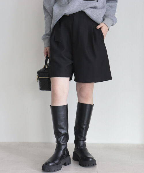 fredy emue（フレディエミュ）の「ベルト付きタックハーフパンツ（その他パンツ・レディース・ネイビー/ブラック・36/38）」の2枚目の写真