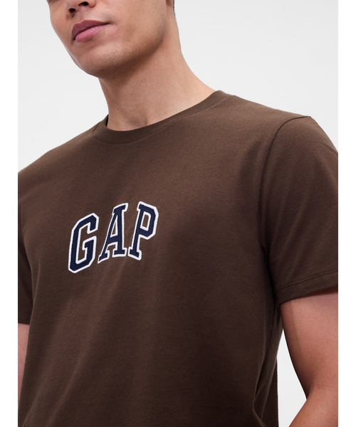 GAP（ギャップ）の「GapアーチロゴTシャツ(ユニセックス)（Tシャツ/カットソー・メンズ・ブルー/グレー/オフホワイト/ブラック/オレンジ/ネイビー/ホワイト/グリーン/グリーン系その他/ベージュ/ブルー系その他/イエロー/ブラウン/レッド/パープル/ブルー系その他3/ブルー系その他2/レッド系その他/イエロー系その他/グリーン系その他5/レッド系その他2/ブルー系その他5/スカイブルー/ワイン/ダークグリーン/ダークブラウン/ブルー系その他4/グリーン系その他2・XS/S/M/L/XL/XXS）」の6枚目の写真