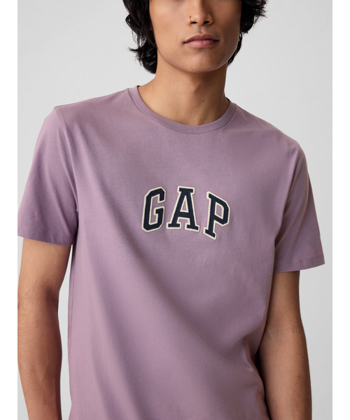 GAP（ギャップ）の「GapアーチロゴTシャツ(ユニセックス)（Tシャツ/カットソー・メンズ・ブルー/グレー/オフホワイト/ブラック/オレンジ/ネイビー/ホワイト/グリーン/グリーン系その他/ベージュ/ブルー系その他/イエロー/ブラウン/レッド/パープル/ブルー系その他3/ブルー系その他2/レッド系その他/イエロー系その他/グリーン系その他5/レッド系その他2/ブルー系その他5/スカイブルー/ワイン/ダークグリーン/ダークブラウン/ブルー系その他4/グリーン系その他2・XS/S/M/L/XL/XXS）」の21枚目の写真