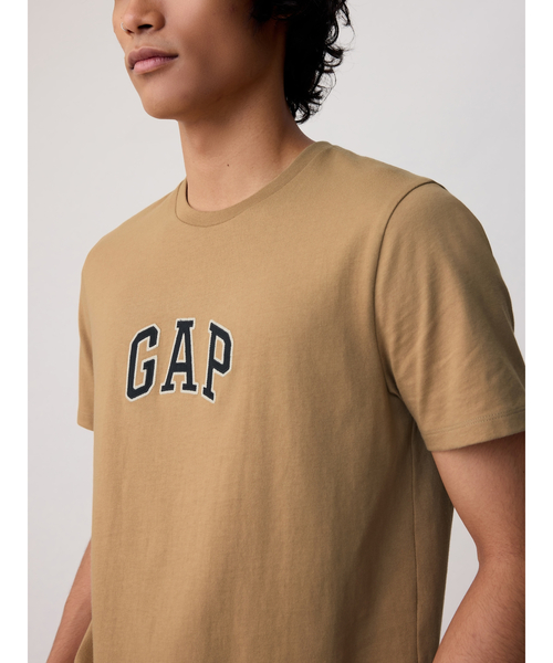 GAP（ギャップ）の「GapアーチロゴTシャツ(ユニセックス)（Tシャツ/カットソー・メンズ・ブルー/グレー/オフホワイト/ブラック/オレンジ/ネイビー/ホワイト/グリーン/グリーン系その他/ベージュ/ブルー系その他/イエロー/ブラウン/レッド/パープル/ブルー系その他3/ブルー系その他2/レッド系その他/イエロー系その他/グリーン系その他5/レッド系その他2/ブルー系その他5/スカイブルー/ワイン/ダークグリーン/ダークブラウン/ブルー系その他4/グリーン系その他2・XS/S/M/L/XL/XXS）」の7枚目の写真