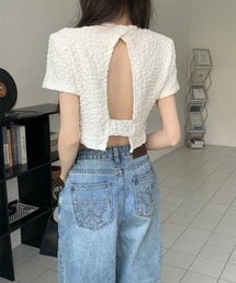背中あきのデザインでレディ感をプラス。ジャガードバックオープントップス