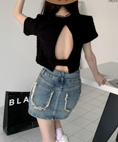 背中あきのデザインでレディ感をプラス。ジャガードバック