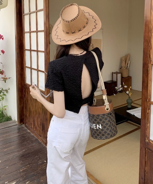 背中あきのデザインでレディ感をプラス。ジャガードバック