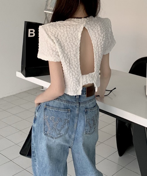 背中あきのデザインでレディ感をプラス。ジャガードバック