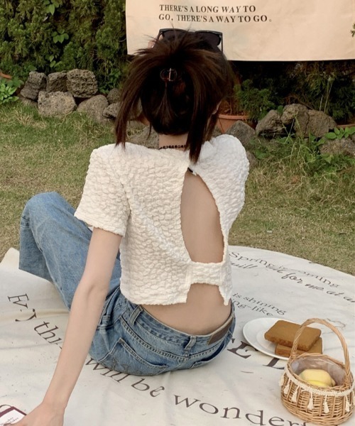 背中あきのデザインでレディ感をプラス。ジャガードバック