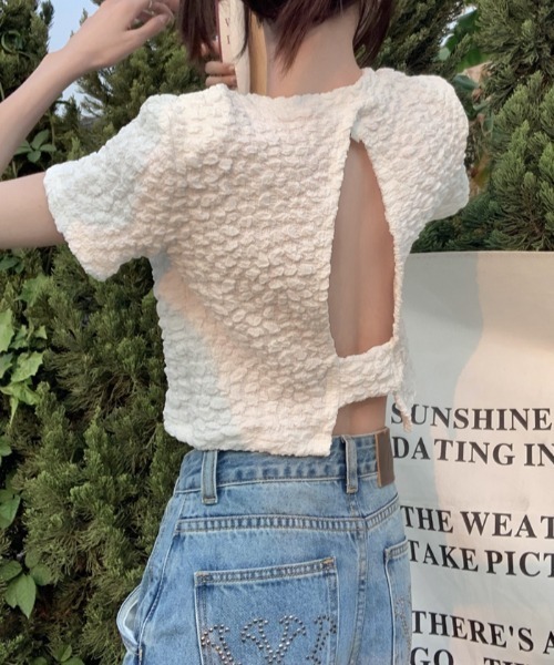 背中あきのデザインでレディ感をプラス。ジャガードバックオープン