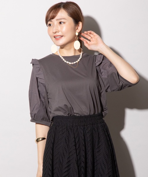 MHBG TOKYO(エムエイチビージートーキョー)の「肩フリル異素材ドッキングプルオーバー(Tシャツ/カットソー・レディース・ブラック/オフホワイト/チャコールグレー・FREE)」の3枚目の写真